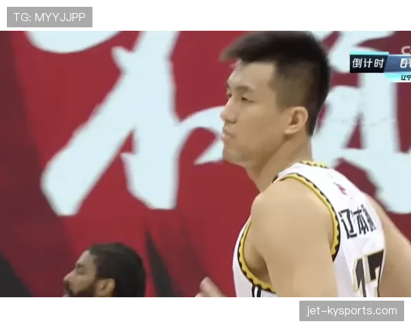 吕小军训练场上一脸严肃，转头居然偷偷吃瓜，这反差我服！