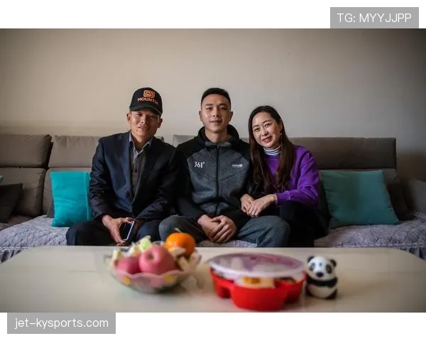 徐灿训练完直接去菜市场砍价，拳台上下两幅面孔